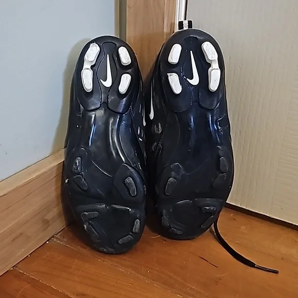 Kids nike size 3.5 cleats - Picture 6 of 6